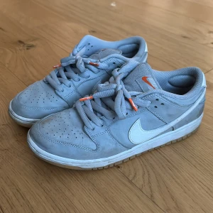Nike Dunks SB  - Knappt använda Dunks. Lite små smutsiga men går att tvätta. Inga hål eller missfärgningar på dom. Köparen står för frakt