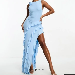 Blå lång klänning med slit - Super fin klänning som tyvärr inte passade mig. Köpt från ASOS, säljer på grund av att jag missade sita retur dagen så kunde en lämna tillbaka. Enbart testat klänningen.  Nypris 1589kr