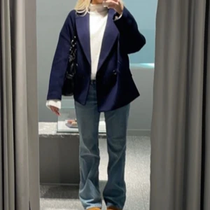 Mörkblå kappa  - Säljer denna lindex kappa pågrund av att den inte kommer till användning! Köpt hösten 2022 och användes mestadels då så den är i fint skick 💕 skriv för fler bilder, ordinarie pris 1145kr - säljer den för 699kr🩷