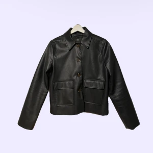 skinnjacka - jättefin skinnjacka från dorothy perkins köpt på zalando. säljer då den blivit för liten🖤