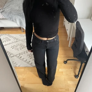 Svarta straight jeans - Säljer dessa fina jeans från monki då de tyvärr inte kommer till användning längre. Endast använda fåtal gånger! Midjemått: 34cm Innerbenslängd: 74cm🌼