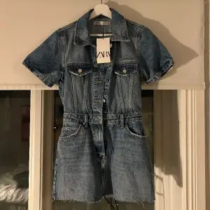 Jeans klänning från zara, aldrig använd med prislappen kvar