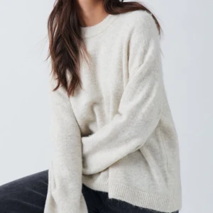 Stickad tröja - Beige stickad tröja från Gina 