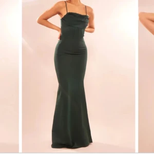 Jättefin långklänning - Perfekt till bal! Sitter perfekt ❤️ säljer pga valde en annan. Väldigt skönt material! Helt i nyskick, aldrig använd. Endast testad  Strl 8 UK är som S