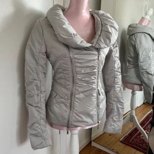 Jacka  - Jacka med fin passform och detaljer🤍