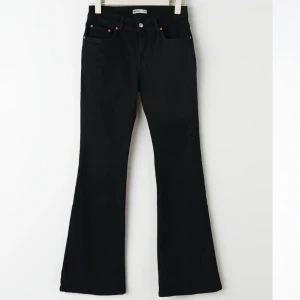 Lågmidjade bootcut jeans  - Säljer mina svarta lågmidjade bootcut jeans från Gina tricot ❤️