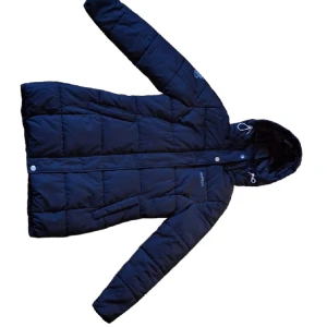 Dunjacka från Seaside storlek small - Jacka från Seaside storlek small, längre modell. Mörkblå/svart. Avtagbar luva. Inköpt på Sportshopen för 699. 