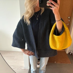 Kofta/ jacka  - Så sjukt fin kofta/ jacka från h&m med lite kortare och utsvängda ärmar💕