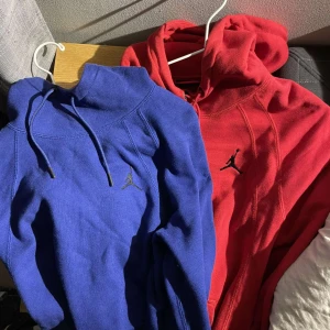 2 Air Jordan Hoodies - ~ Air Jordan hoodie medium röd 400kr. ~ Air Jordan Hoodie medium mörkblå 400kr. Pris för båda: 650kr.  Båda Hoodies har bara använts ett få tal gånger, jätte bra skick nästan helt ny med inget slitage.  Hör av dig för följande frågor!