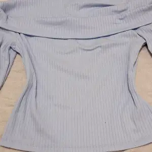 En off-shoulder tröja i en fin ljusblå färg. Köpt ifrån H&M i storlek M! Har använt den 1-2 ggr endast & det finns inga defekter 🩵 