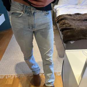 Ett par super fina jeans ifrån Gina Tricot i super bra skick, säljer därför för 250 kr ❣️