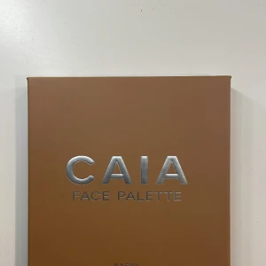 Caia face pallet  - Jag säljer en helt oanvänd face pallet från caia, i färgen sassy. 