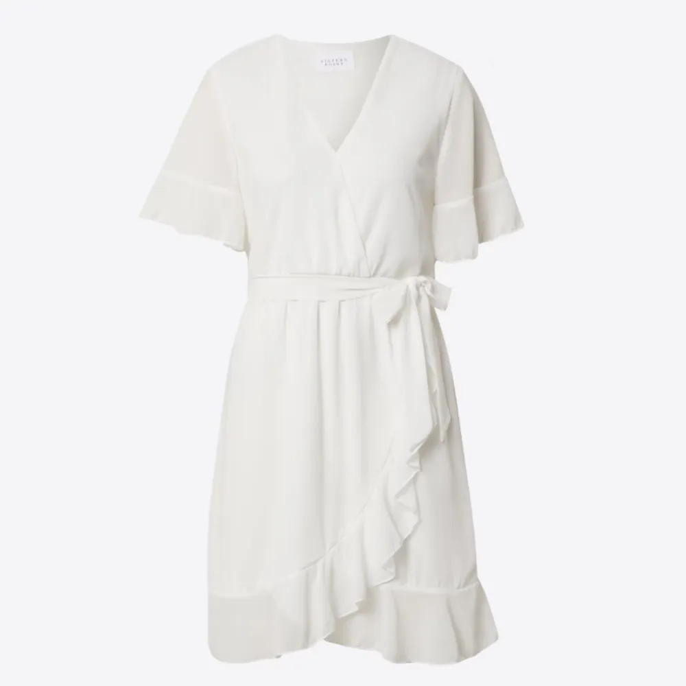 Säljer en helt oanvänd klänning från SisterS Point, prislapp sitter fortfarande kvar😄 Ord. pris: 399kr. Klänningar.