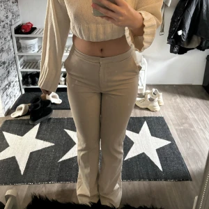 Beige/vita kostymbyxor  - Bra skick och priset kan ändras Köp genom vinted !