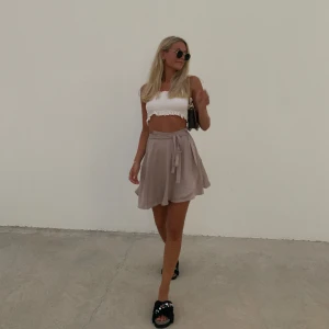 Beige kjol med knytning i sidan - Säljer min beige kjol som man knyter i sidan, superskön. 🌸