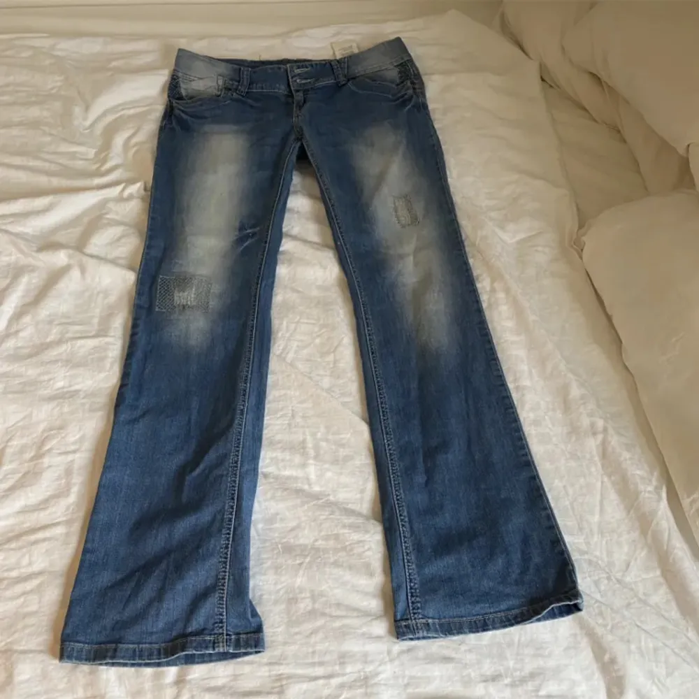 coola jeans!! midjemått:44 innerbenslängd: 84🔥🔥 (har tyvärr inga bilder på, de är för små). Jeans & Byxor.