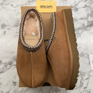 Ugg Tasman Slippers ”Chestnut” - Helt nya och oanvända UGS Tasman ”Chestnut” i storleken 39. Pris: 1220+frakt.   Skicka ett meddelande vid intresse eller frågor.  Mvh, Oscar 