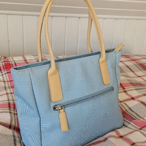 Blå väska  - Blå väska med 3 fack på insidan  Smidig för sommaren 