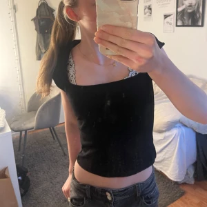 Supersöt svart topp  - Säljer denna supersöta svarta tröjan från H&M. Säljer även denna i vinröd!! Skriv vid frågor eller köp, eller andvönd köp-nu funktionen 💘 helt ny!!