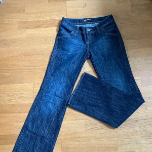 Lågmidjade bootcut jeans  - As snygga lågmidjade bootcut jeans som tyvärr blivit försmå för mig. Midjemått 38 cm Innerbens längd 86 cm