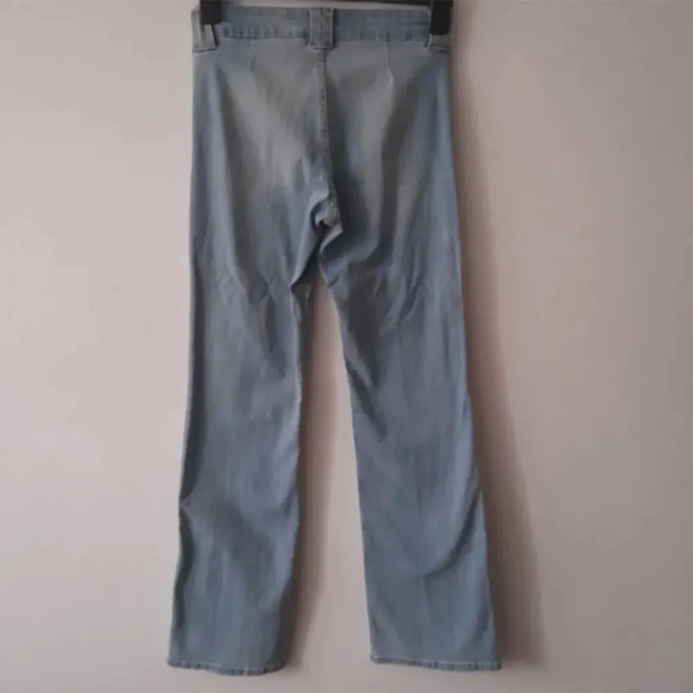 Säljer dessa sjukt snygga jeansen få dem är lite små❤️. Jeans & Byxor.