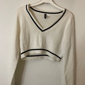 Skickad tröja - Stickad tröja som inte längre kommer till användning. Köpt från H&M, storlek M men passa även XS och S