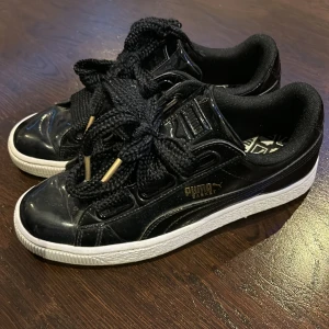 Puma sneakers  - Köptes för 600 kr, säljs för 470 kr. Bra skick, har använt dom väldigt få gånger. Ser helt nya ut. Storlek: 36. Köp nu!🩷