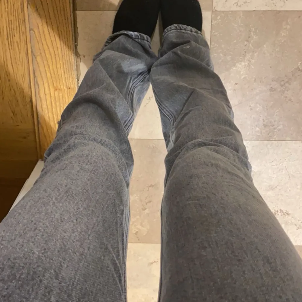 Säljer ett par skitsnygga gråa Bootcut jeans som tyvärr inte passar inte längre. Skriv för fler bilder eller frågor . Jeans & Byxor.