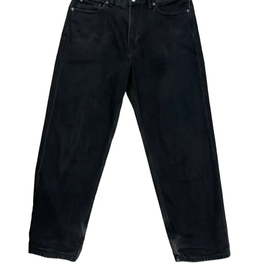 Weekday jeans i modellen galaxy. Det finns små skador längs ned på byxorna som man kan se på 2 bilden, men det är inget som syns.. Jeans & Byxor.