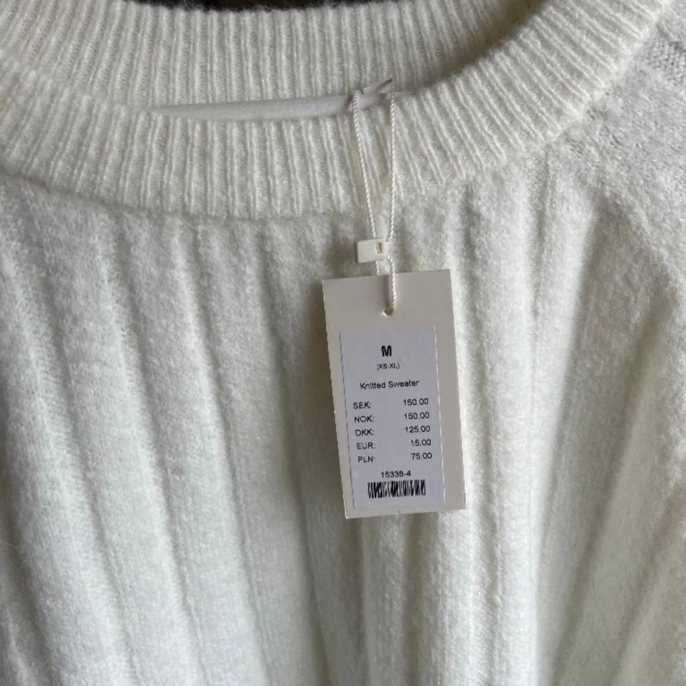 Säljer denna vita stickade tröja från lager 157. Aldrig använd, prislapp sitter kvar. Storlek M. Stickat.