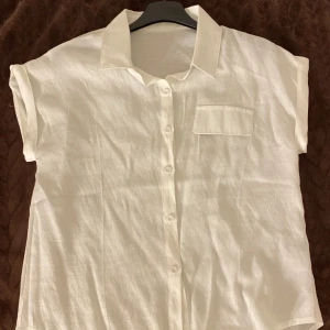 Linneskjorta - Vit linneskjorta  Lätt genomskinlig  Storlek S men passar storlek XS  Fake ficka Aldrig använd
