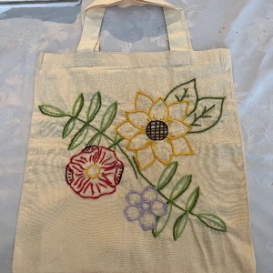 Broderad påse  - Jag har broderat på påsen själv och min kompis har ritat mönstret  Påsen är 27,5x30 cm