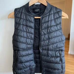 Väst - Väst från SOC, i bra skick!