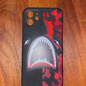 Mobilskal - Hej säljer denna mobil fodralet köpt på shein och är aldrig använd för det var fel telefonen storlek