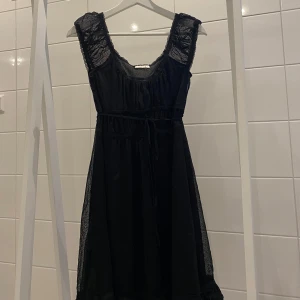 Stockhlm klänning - Säljer denna svarta klänning i märket stockhlm. Säljer då jag inte använder längre. Bra skick utom en liten fläck se sidan 3 som antagligen går bort i tvätten❤️(syns knappt) 