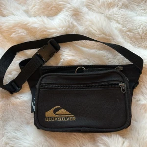 Svart axelväska  - En svart axelväska i okej skick. Passar jättebra till Mobilen eller plånboken. Passar bra vart än man går. Finns fler axelväskor i min profil💕