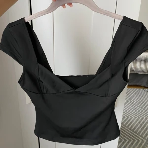 Svart topp - Säljer denna toppen som jag nyligen köpte från Shein, toppen är super fin men kommer tyvärr inte till användning av mig.