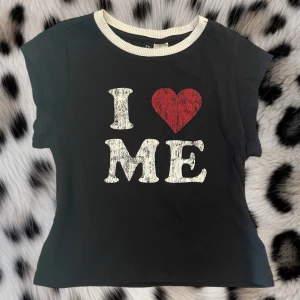 I ❤️ME topp - Topp från hm med trycket ”I ❤️ME” i storlek XS🫶🏼Läs min bio innan du kontaktar mig 