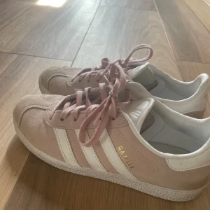 Babyrosa adidas gazelle skor - Säljer mina gamla adidas gazelle sneakers då de inte passar mig längre. Rätt så bra skick och utan skador men de är lite smutsiga💕. 