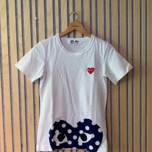 En vit T-shirt från de omtalade märket comme des Garçons är så kallat förkortningen cdg. Använd fåtal gånger sparsamt så den har inte några defekter eller synliga skador. Nytvättad och redo för att fraktas överallt💯😁 kontakta mig vid frågor 🤝✅