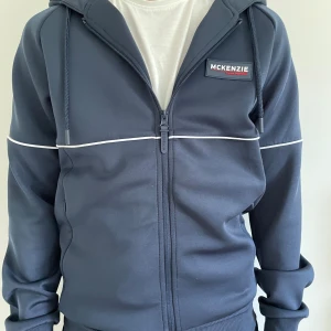 Mckenzie sett - Säljer detta mckenzie sett för ett dunder pris. Skicket är helt nytt har aldrig använt den eftersom storleken inte passar mig. Hela settet kostar 499kr. Om du vill köpa ett av plaggen så kommer det att kosta 349. Priset är inte spikat i sten! Hör av vid minsta lilla fundering🤗