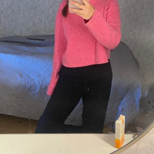 Kostymbyxor  - Svarta Kostymbyxor ifrån hm i storlek 34. Knapp fickor där bak. Reglerbara i midjan. Kontakta för frågor och öppen för prisförslag💓💓