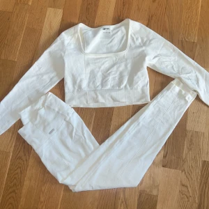 Aimn set - Aimn träningset i vit/creméfärgad   Tröjan har lite fondation på som inte syns så mkt