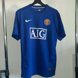 Manchester United Tredje Tröja 07/08 - Säljer nu denna snygga United tröja med en Champions leauge patch. Hör av dig frågor!