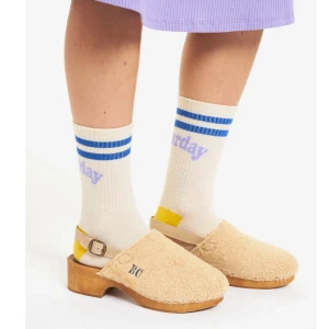 🟤Sherpa clogs (träskor) - Cute clogs with in beige Sherpa from Barcelona's brand Bobo Choses. Used once so like new. Really unique and comfortable!! New price: 1200 KR, size 41 but they can also fit 40/42. 