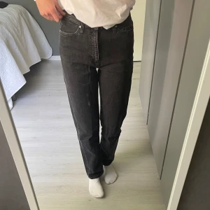 Jeans Cubus  - Fina, bekväma mom jeans storlek xs/32. Kan tyvärr inte ha de längre då de blivit för små åt mig. Hoppas någon annan får användning av de istället. 