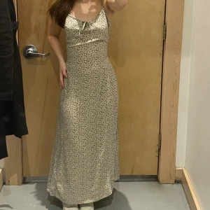 Brandy Melville Klänning - Vacker brandy Melville klänning som knyts på midjan där bak och har justerbara axelband!!