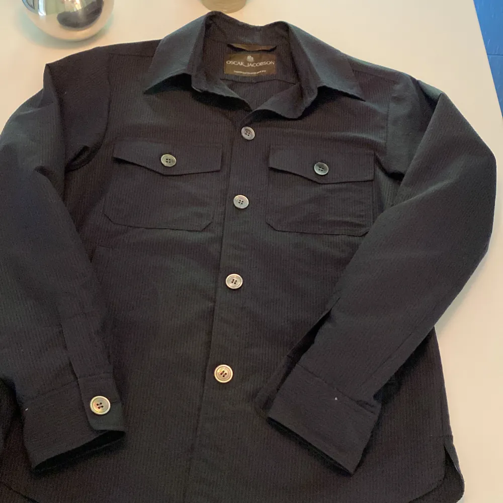 Sprillans ny overshirt, helt oanvänd 10/10 skick. 2200 ny pris. Bara att skriva om man har några frågor! Priset kan diskuteras och skriv om man vill ha fler bild.. Skjortor.