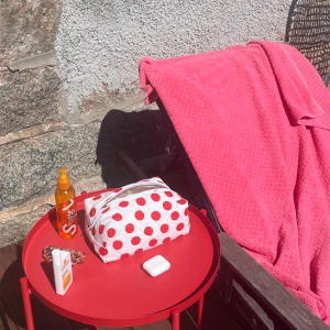 Rödprickig necessär - Egensydd necessär i återvunna tyger! Den är mycket rymlig och går att tvätta med stängd dragkedja i 30 grader elelr handtvättsprogram❤️