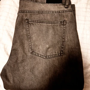 Grå jeansbyxor - Ett par grå jeansbyxor i damstorlek M. Byxorna har en klassisk femficksdesign och är tillverkade i ett slitstarkt material.